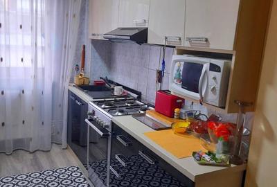 Inchiriez apartament 3 camere Independentei Petrosani ,etaj 1 - 2