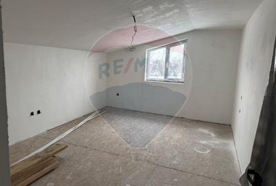 Casă cu 6 camere cu Teren 2952 Mp în Colceag - 5