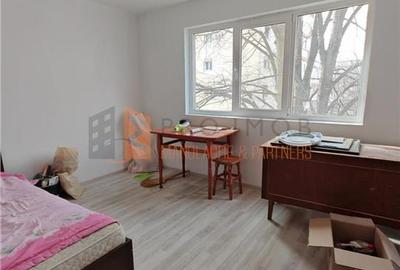 Apartament cu 3 camere semidecomandat, mobilat în Micro 3 - 3