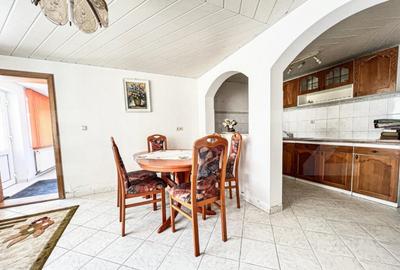 Casă cu 8 camere cu Teren 1800 Mp în Central