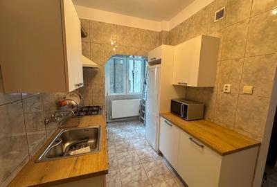 Propunem spre închiriere un apartament compus din 3 camere  pe Bulevardul Nicola - 6