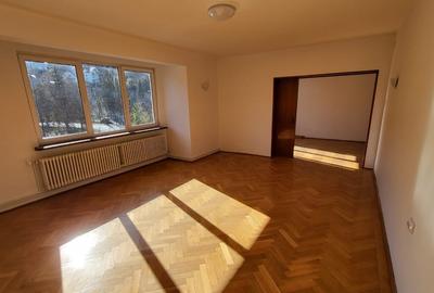 Apartament de 5 camere pe drumul de Poiana Brasov