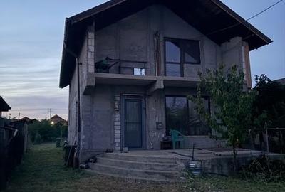 Casă cu 4 camere în Central - 2