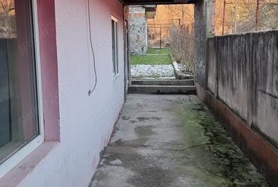 Casă cu 4 camere cu Teren 500 Mp în Central - 1