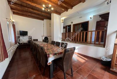 Pensiune de 7 camere cu 5 bai si teren de 377mp situata in P - 5