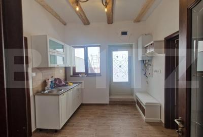 Casa renovata complet Schei, mobilata luminoasa curte individuala - 4