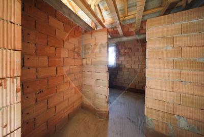 Casa cu potential de investitie, constructie noua la rosu - 12