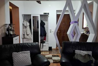 Apartament cu 3 camere decomandat în Petros - 2