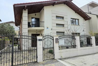 Casă individuală cu 4 camere în Central