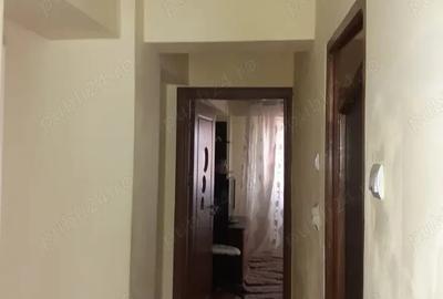 Vand apartament cu 3 camere, decomandat,cartier 1 Mai - 8