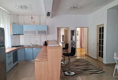 Apartament cu 3 camere decomandat, mobilat în Faleza Nord