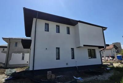 Casă cu 4 camere cu Canalizare în Central - 3