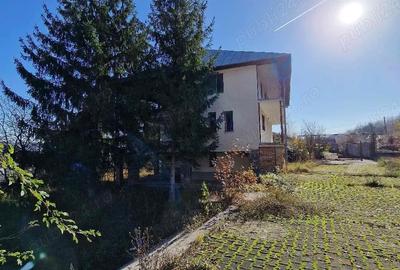 Casă cu 6 camere cu Teren 3659 Mp în Breaza de Sus - 1