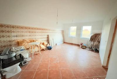 Casă cu 9 camere cu Teren 16351 Mp în Sud