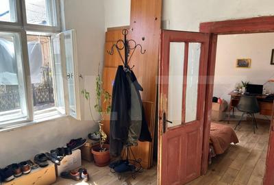 Casă cu 4 camere cu Teren 240 Mp în Semicentral