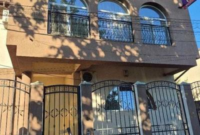 Casă cu 4 camere cu Teren 137 Mp în Central - 1