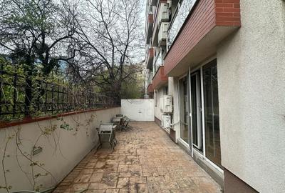 Apartament cu 3 camere decomandat, mobilat în Victoriei