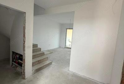 Casă cu 4 camere în Central