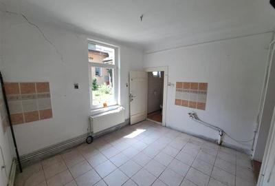 Spațiu comercial, de 150 mp, în Central - 8