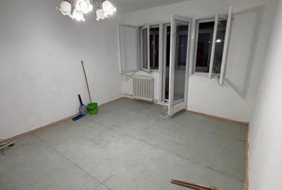 Apartament cu 2 camere semidecomandat în Craiovița Nouă