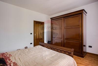 Casa cu 2 corpuri, piscina si 3.235 mp teren in Ghioroc - 17