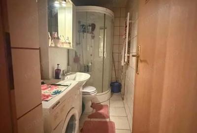 Apartament cu 3 camere semidecomandat în Craiovița Nouă