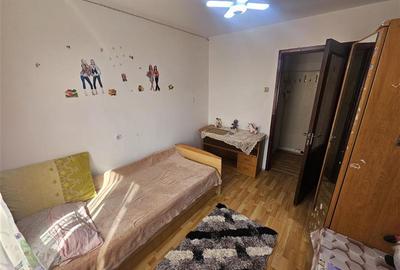 Apartament cu 3 camere decomandat, mobilat în Micro II - 30