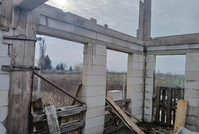 Casă cu 3 camere în Roman - 2