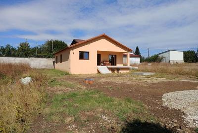 Casă cu 4 camere în Frumușani - 2