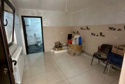 Casă de vânzare cu 2 dormitoare, 1 living, bucătărie, 1 baie cu jacuzzi și teras - 2