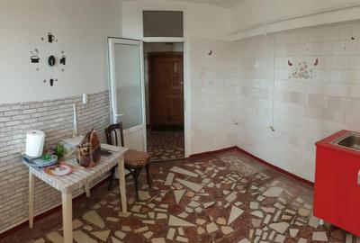 Apartament cu 3 camere decomandat în Călărași - 11