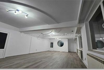 Spațiu comercial, de 85 mp, în Central - 3