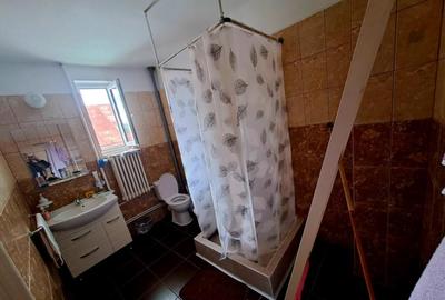 Casă cu 6 camere cu Teren 245 Mp în Central