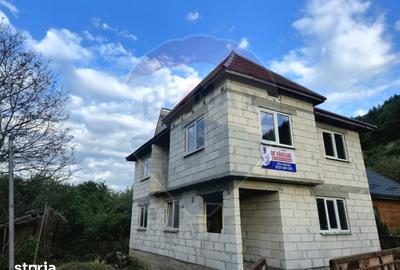 Casă cu 7 camere cu Teren 3650 Mp în Central