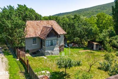 Casă cu 2 camere cu Teren 1368 Mp în Petrești