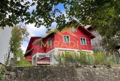 Casă cu 7 camere cu Canalizare în Central