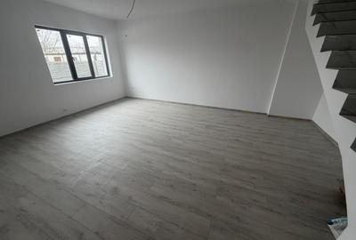Duplex cu 3 camere cu Canalizare în Central - 9