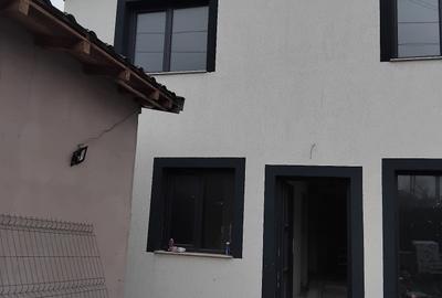 Casă cu 6 camere cu Canalizare în Lumina