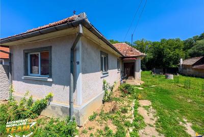 Casă cu 4 camere cu Teren 937 Mp în Vâlcele - 1