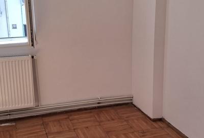 Inchiriez apartament 3 camere central,  decomandat, nemobilat cu CT etajul 4/4,