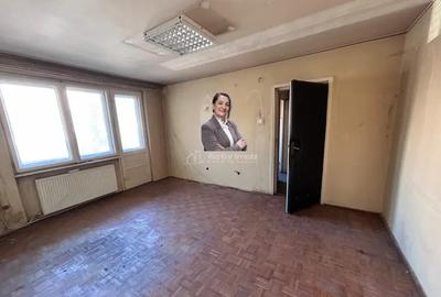 Apartament cu 3 camere semidecomandat în Central