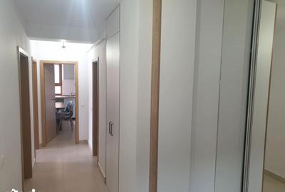 Apartament cu 3 camere, mobilat în Tractorul - 1