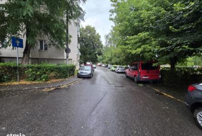 Apartament cu 3 camere decomandat în Pandurilor