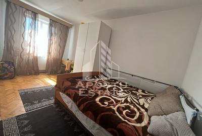 Apartament cu 3 camere semidecomandat, mobilat în Dâmbovița