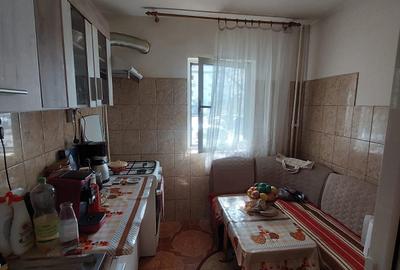 Apartament cu 4 camere decomandat, mobilat în Alexandru cel Bun