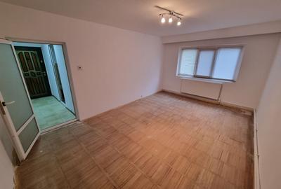 Apartament cu 3 camere decomandat în Poarta 6