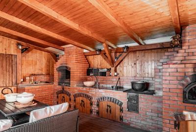 Casă cu 7 camere cu Teren 2615 Mp în Central