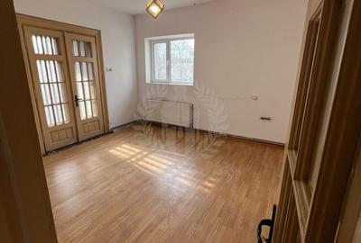 Casă cu 8 camere cu Canalizare în Central - 3