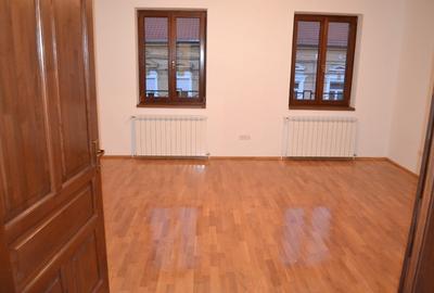 Închiriem birou 67 mp(et.1)-600€, 76 mp(mansarda inalta)- 450€ în zona centrala - 12