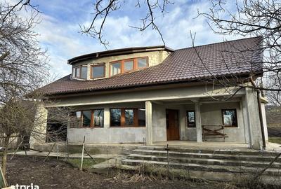 Casă cu 4 camere cu Teren 2300 Mp în Central - 1